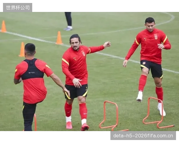 预选赛期间的教练更迭与战术摇摆，反映了足协备战策略的失误。